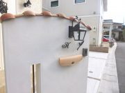 洋風塀瓦で南欧風の門柱