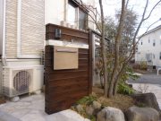 まるで木のようなナチュラルな門柱