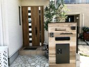 木目調タイルと宅配ポスト
