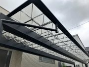 カーポートが目を惹く外構