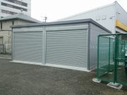 駐車場にイナバガレージ
