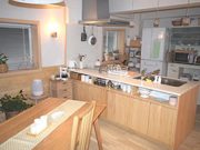 ドラマ「後妻業」に無垢の木のキッチン